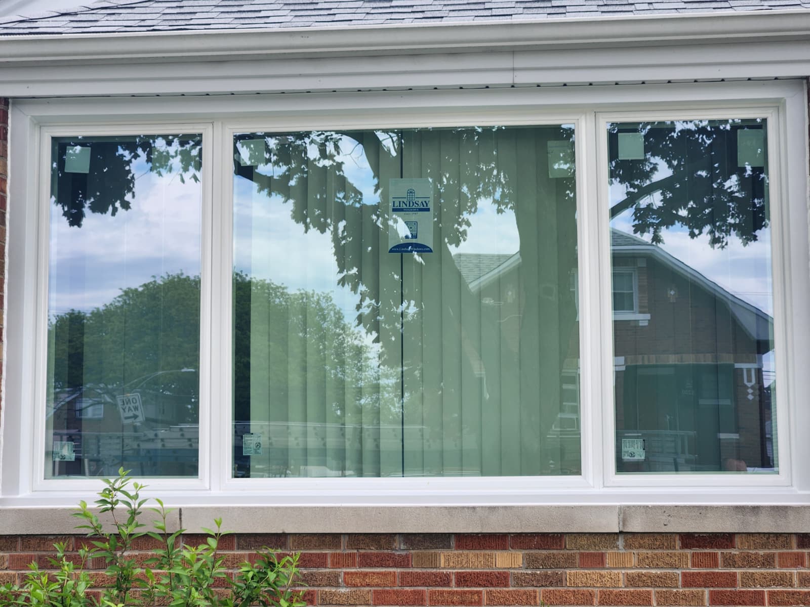 Close-up of Lindsay vinyl picture window with Low-E glass label